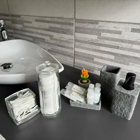 Апартаменты Casa Di Afi, Maggiore 5 Min Perfect For 4 - Kitchen - Parking - Netflix Арона